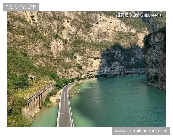 “峡谷极速：山谷中的巅峰对抗”，峡谷速报