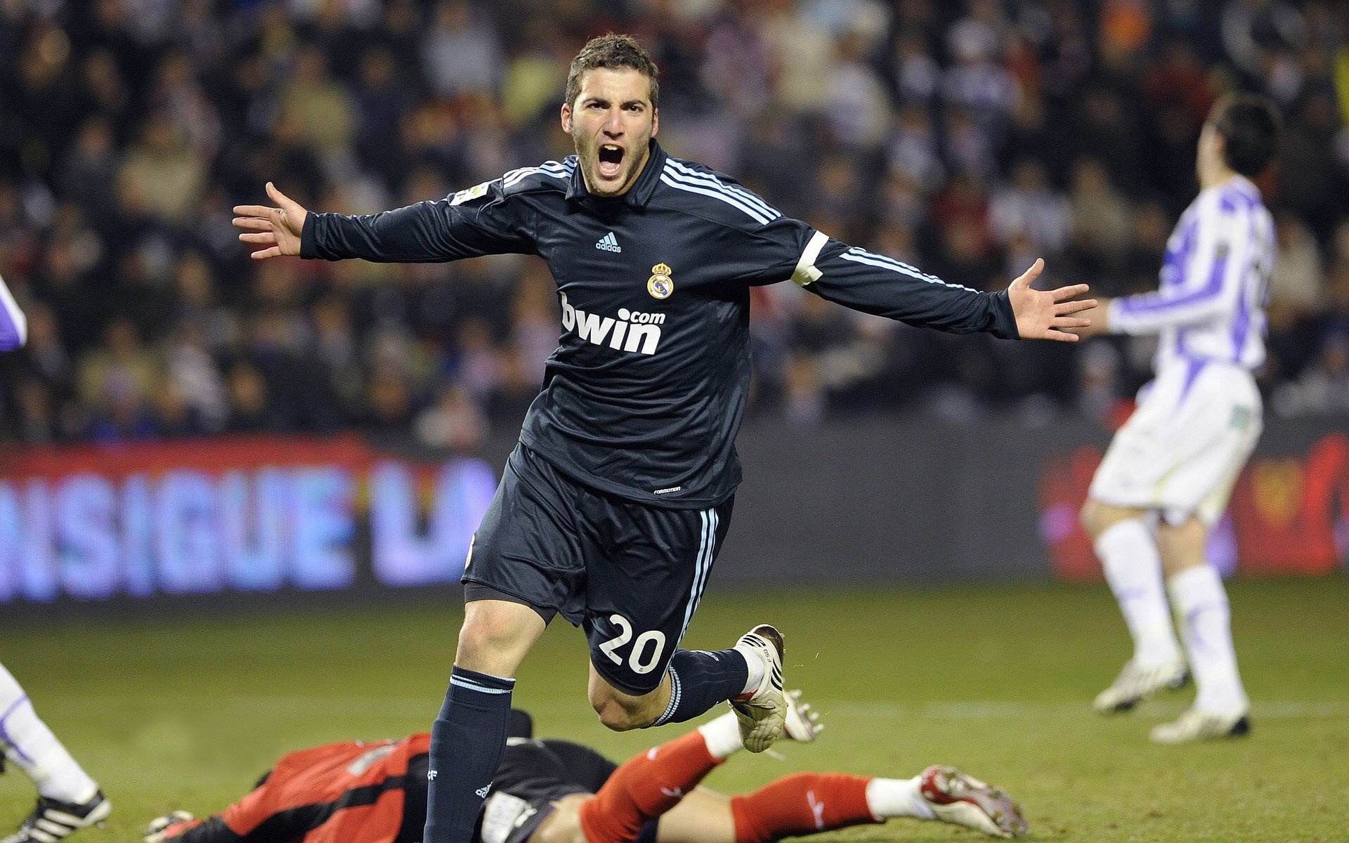 足球俱乐部青训新星盘点